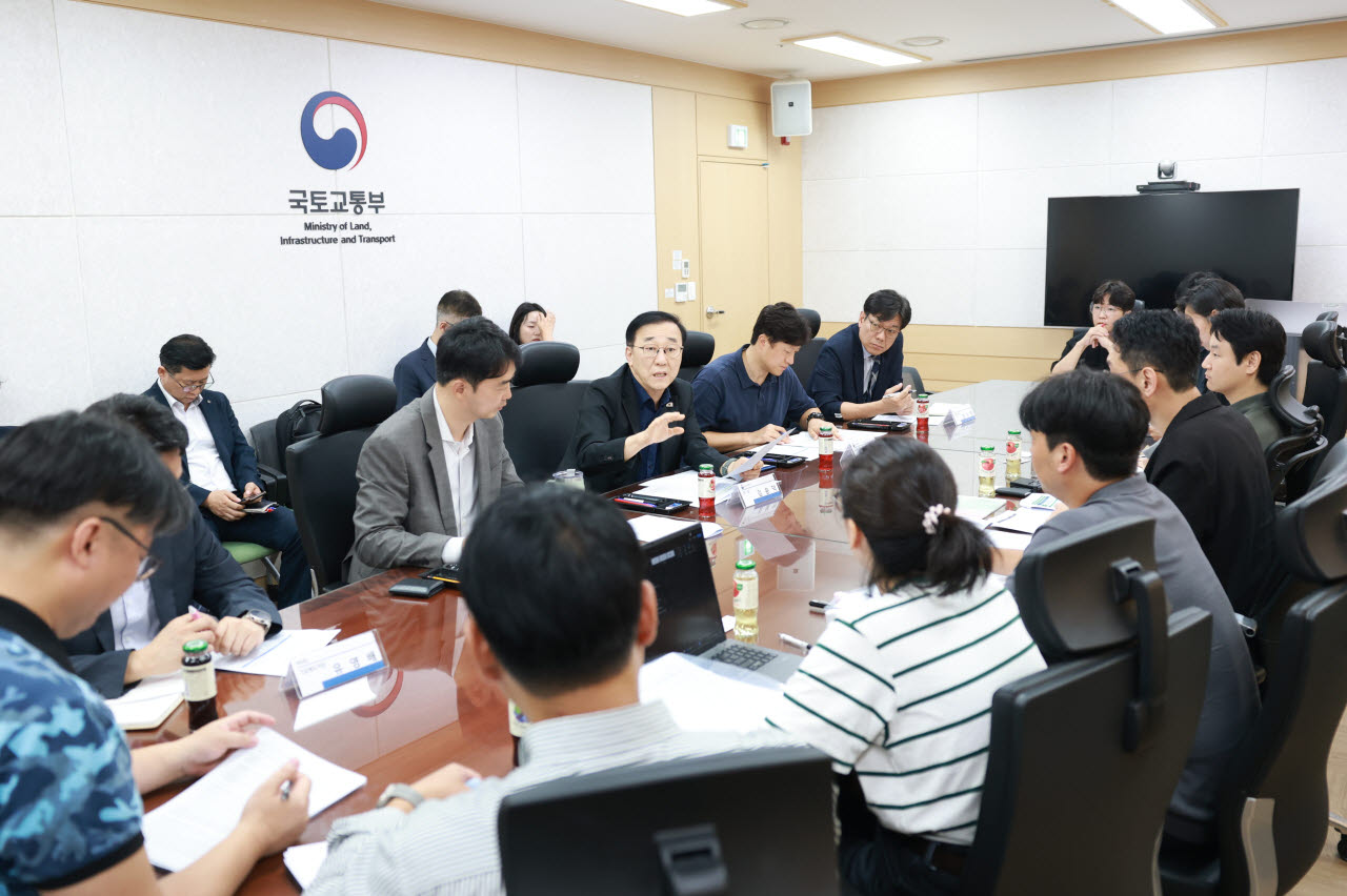 김윤덕 국토교통부 장관(가운데)이 25일 뉴홈 청약자 대표 9명과 간담회를 열고 전용 모기지 대출 조건에 대한 의견을 청취하고 있다.(사진=국토교통부)