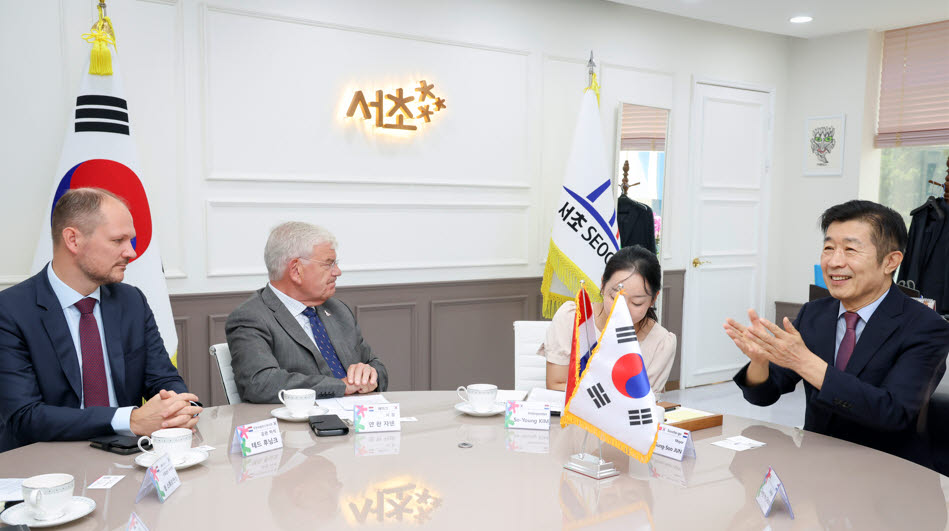 전성수(오른쪽) 서초구청장과 얀 판 자넨(왼쪽 두 번째) 헤이그시장이 24일 양 도시 교류, 협력에 관한 대화를 나누고 있다. (사진=서초구)