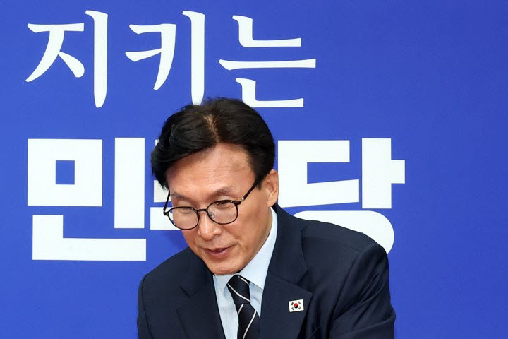 김민석 더불어민주당 대표가 25일 국회에서 민주당 혁신특별기구 '메가 텐' 인선 관련 브리핑을 위해 입장하고 있다.(사진=연합뉴스)