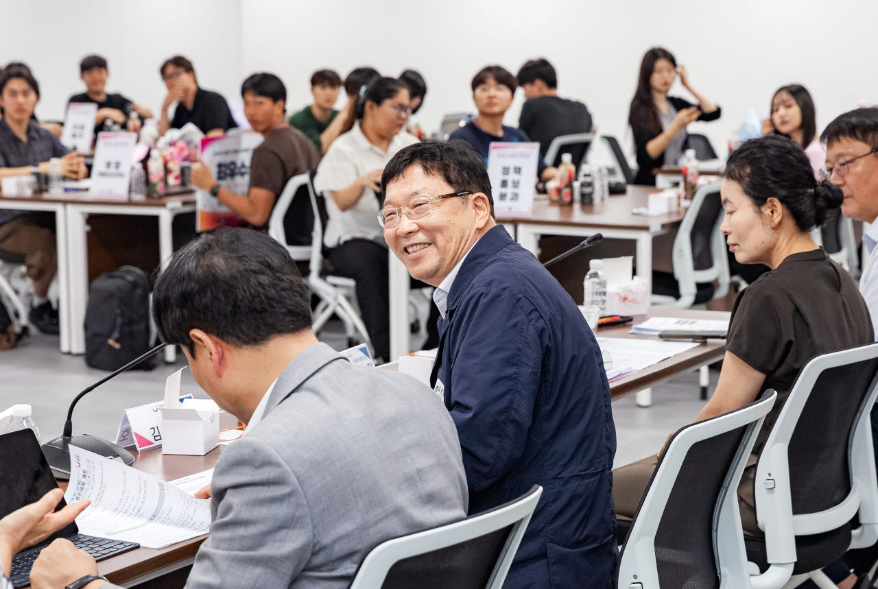 김경호(가운데) 광진구청장이 대학생 정책제안 경진대회에 참석하고 있다.