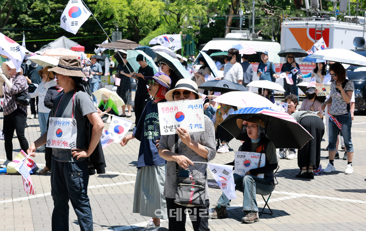 사진은 기사의 내용과 상관 없음. 지난 6월 23일 서울 송파구 올림픽공원 핸드볼경기장 일대에서 시위참가자들이 구호를 외치며 태극기를 흔들고 있다.(사진=방인권 기자)
