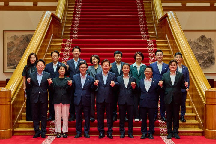이재명 대통령이 25일 청와대에서 더불어민주당 신임 지도부와 만찬 간담회에 앞서 기념촬영을 하고 있다.(사진=연합뉴스)