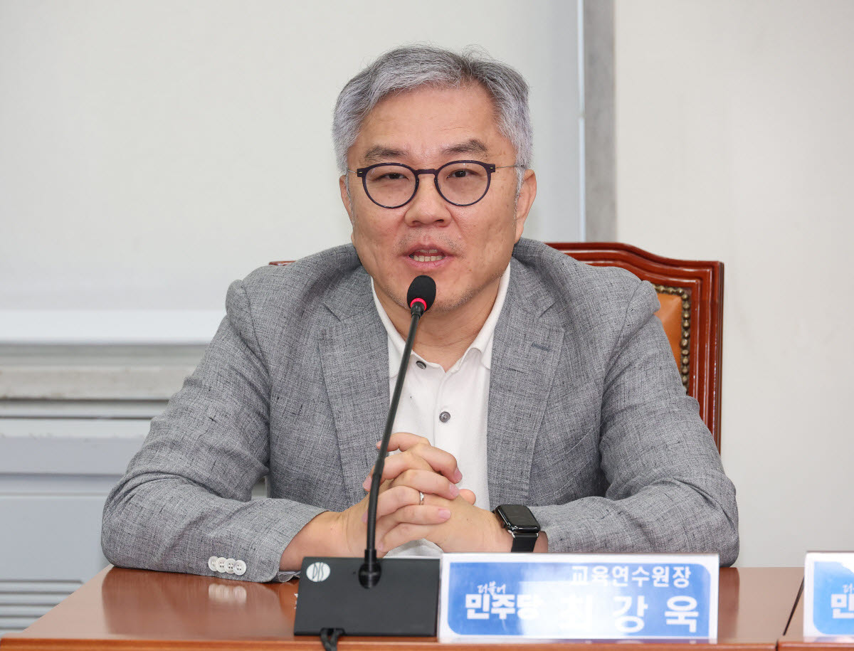 최고위원회의 참석한 최강욱 교육연수원장 (서울=연합뉴스) 박동주 기자 = 더불어민주당 최강욱 교육연수원장이 22일 국회에서 열린 최고위원회의에 참석해 발언하고 있다. 2025.8.22