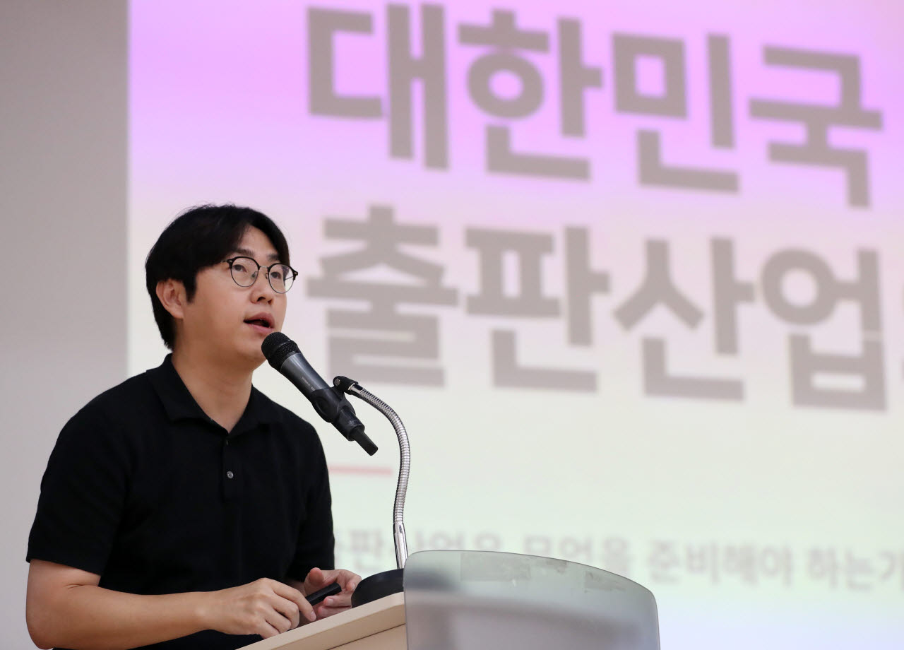 [이데일리 김태형 기자] 하정우 전 청와대 AI미래기획수석이 25일 오후 서울 마포구 마포중앙도서관 마중홀에서 ‘대한민국 AI전략과 출판산업의 변화 방향’을 주제로 특강을 하고 있다. 대한출판문화협회가 주최한 이날 간담회에는 하 전 수석의 강연과 이재흥 국가인공지능전략위원, 서대진 대한출판문화협회 상무와의 대담이 진행됐다.