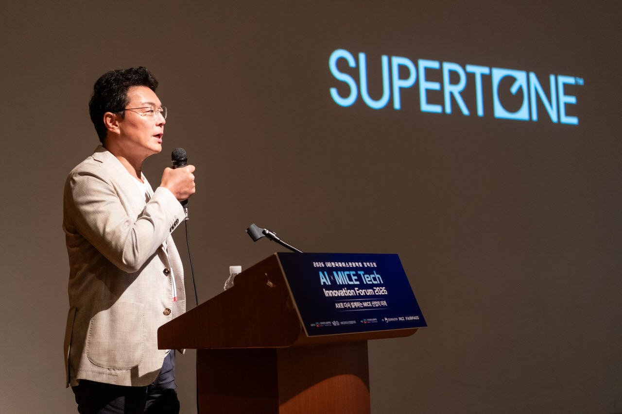 지난 21일 강남구 포스코타워 역삼에서 열린 AI·MICE 테크 이노베이션 포럼'에서 기조강연을 하는 이교구 서울대 교수. (사진=한국마이스관광학회)