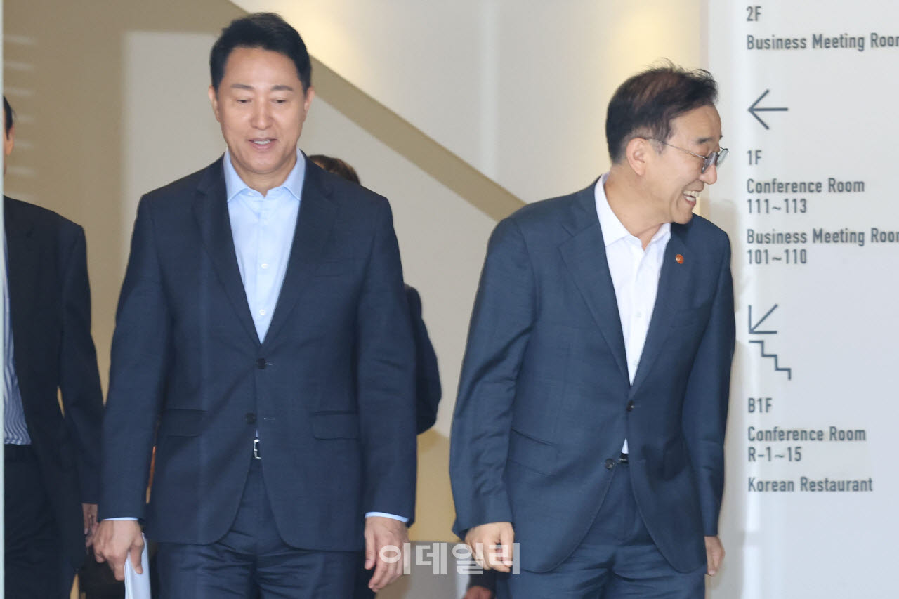 김윤덕 국토교통부 장관(오른쪽)과 오세훈 서울시장이 지난 20일 오전 서울 중구 달개비에서 주택공급 관련 회동을 마친 뒤 이동하고 있다. (사진=이영훈 기자)