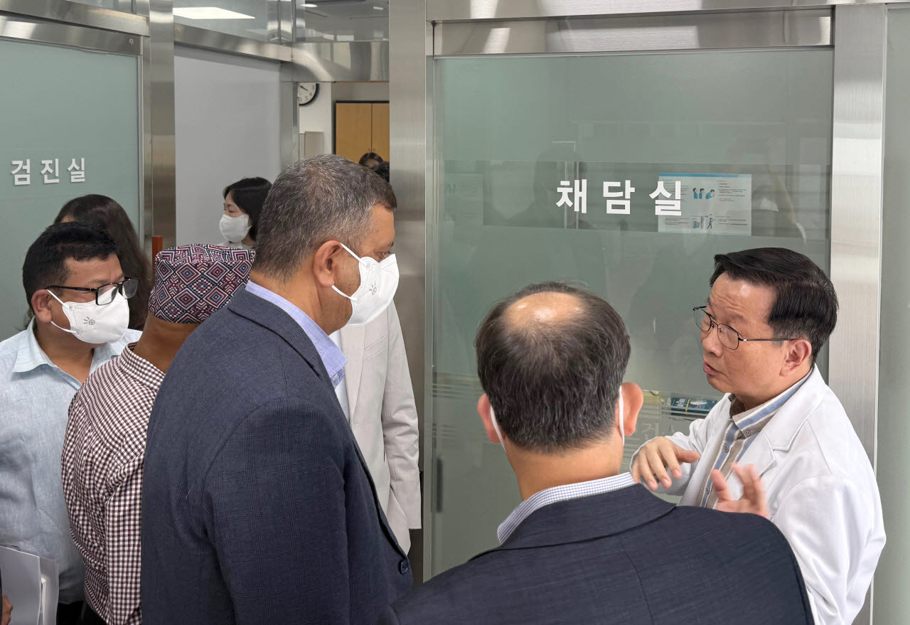 네팔 보건당국 및 국제기구 관계자들이 20일 금천구보건소를 방문해 지역사회 중심의 결핵관리사업과 현장 결핵관리체계를 살펴보고 있다. (사진=금천구)