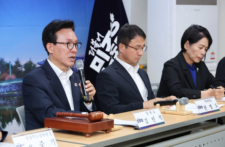 김민석 더불어민주당 대표가 26일 경북 안동시 민주당 경북도당 사무실에서 열린 최고위원회의에서 발언하고 있다.(사진=연합뉴스)