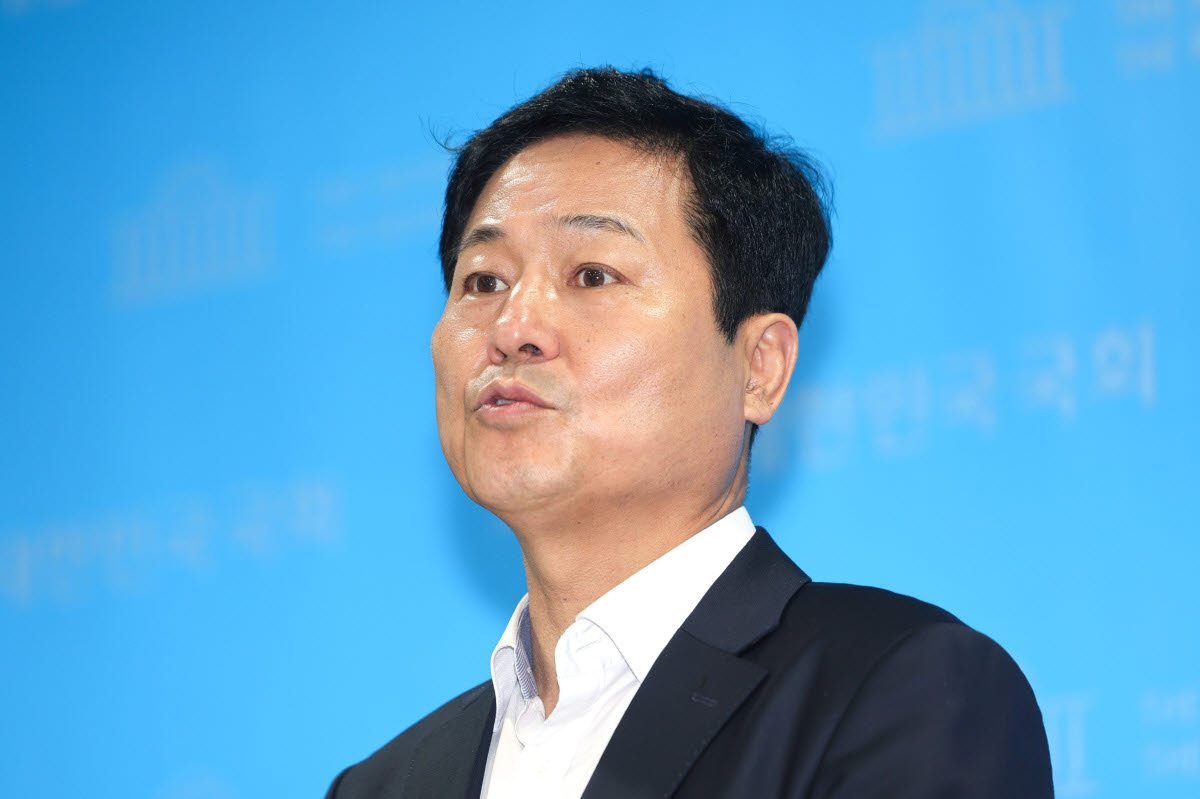 더불어민주당 서울시당위원장인 김영배 의원이 22일 오세훈 서울시장과의 회동을 마친 뒤 국회 소통관에서 백브리핑을 하고 있다. (사진=연합뉴스)