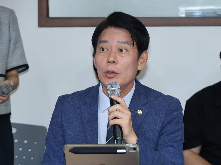 한민수 더불어민주당 최고위원이 26일 경북 안동시 민주당 경북도당 사무실에서 열린 최고위원회의에서 발언하고 있다.(사진=연합뉴스)