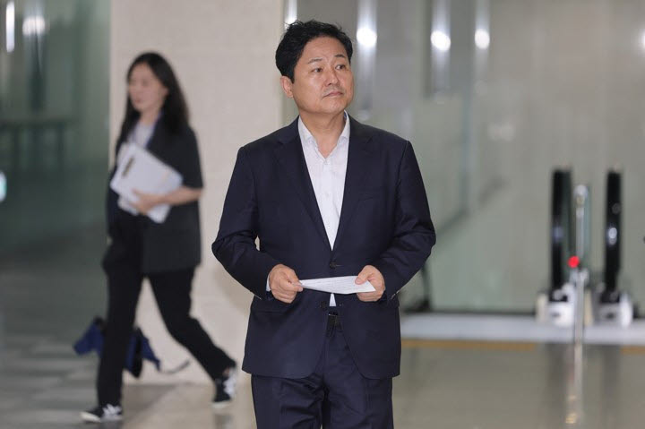 더불어민주당 서울시당위원장인 김영배 의원이 22일 오세훈 서울시장과의 회동을 마친 뒤 국회 소통관에서 브리핑을 위해 이동하고 있다. (사진=연합뉴스)