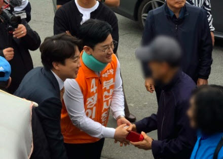 정이한 개혁신당 부산시장 후보가 지난 4월 29일 이준석 당대표와 함께 구포시장을 찾아 시민들과 인사를 나누고 있다. (사진=뉴스1)