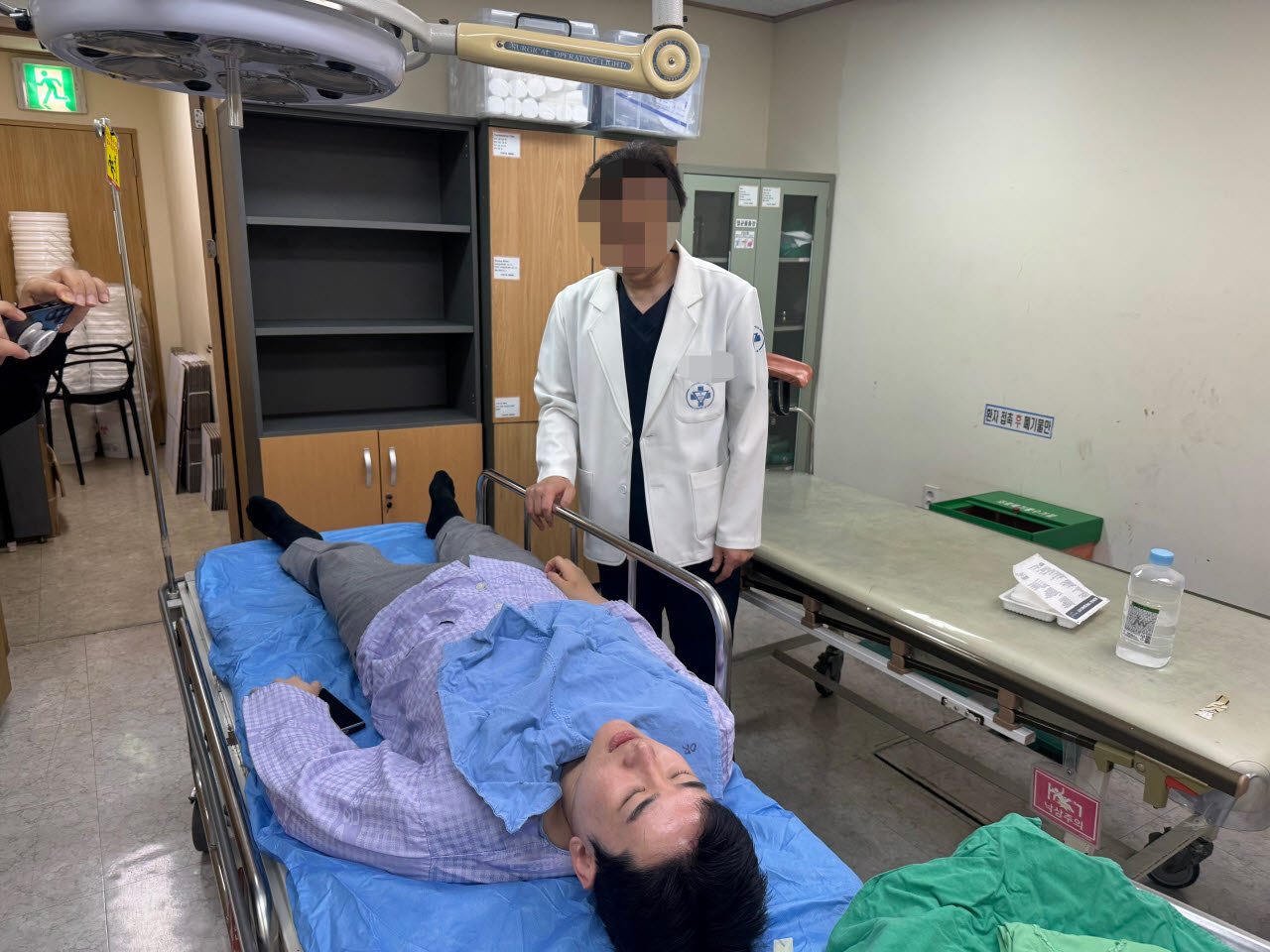 정이한 당시 개혁신당 부산시장 후보가 지난 4월 27일 부산 금정구 구서나들목 인근에서 유세하던 중 한 시민이 던졌다는 음료가 담긴 컵에 맞았다며 병원으로 이송된 모습. (사진=개혁신당 선대위)