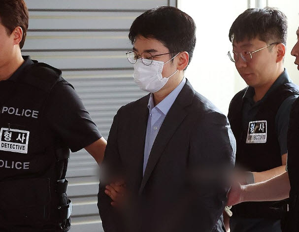 피습 자작극 협의를 받는 정이한 전 개혁신당 부산시장 후보가 지난달 16일 부산 동래경찰서에서 검찰로 송치되고 있다. (사진=연합뉴스)