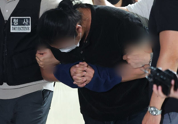 피습 자작극 협의를 받는 정이한 전 개혁신당 부산시장 후보 공범인 A씨가 지난달 16일 부산 동래경찰서에서 검찰로 송치되고 있다. (사진=연합뉴스)
