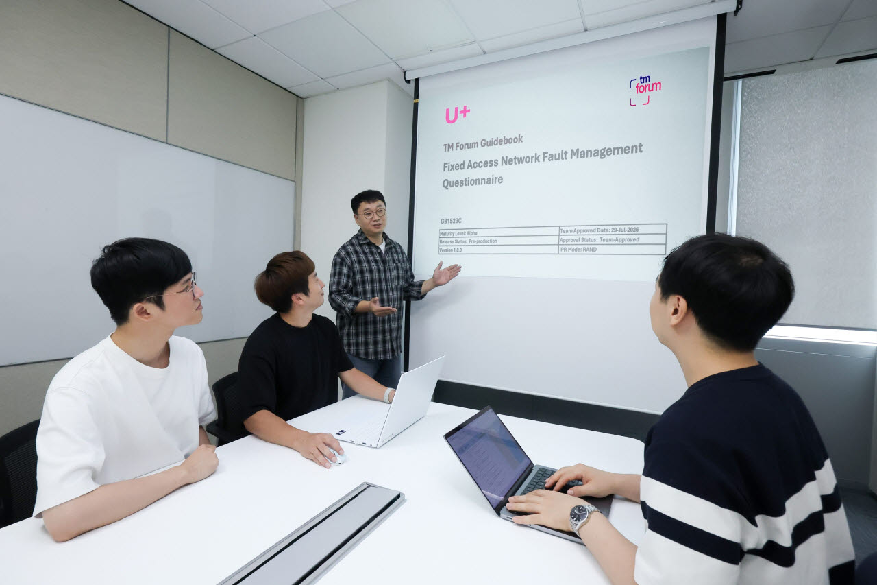 LG유플러스가 글로벌 통신사업자들이 유선 가입자망(Fixed Access Network) 자율 운영 역량을 동일한 기준으로 평가할 수 있는 기반을 마련했다. 사진은 LG유플러스 직원들이 자율 운영 네트워크 수준 평가표를 소개하고 있다(사진=LGU+)