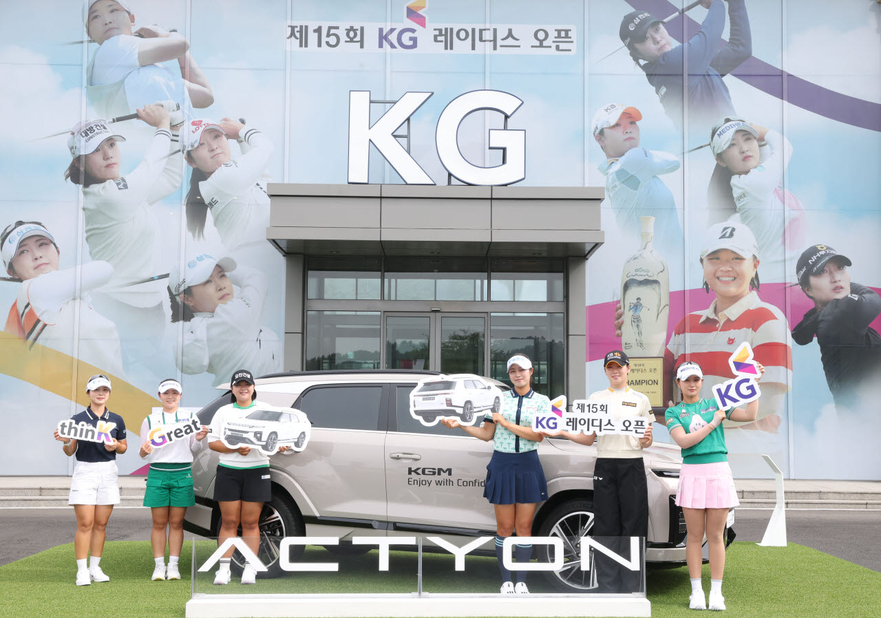 [이데일리 이영훈 기자] 전예성, 이다연, 신다인, 서교림, 방신실, 박현경(왼쪽부터)이 26일 경기도 용인시 처인구 써닝포인트CC에서 열린 '제15회 KG 레이디스 오픈' 공식 포토콜에서 포즈를 취하고 있다.