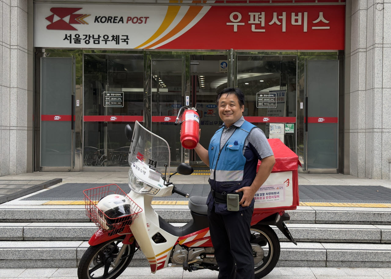 배달 중 화물차 화재 진압 후 운전자 구출한, 서울강남우체국 소속 임승만 집배원. (사진=우정사업본부)