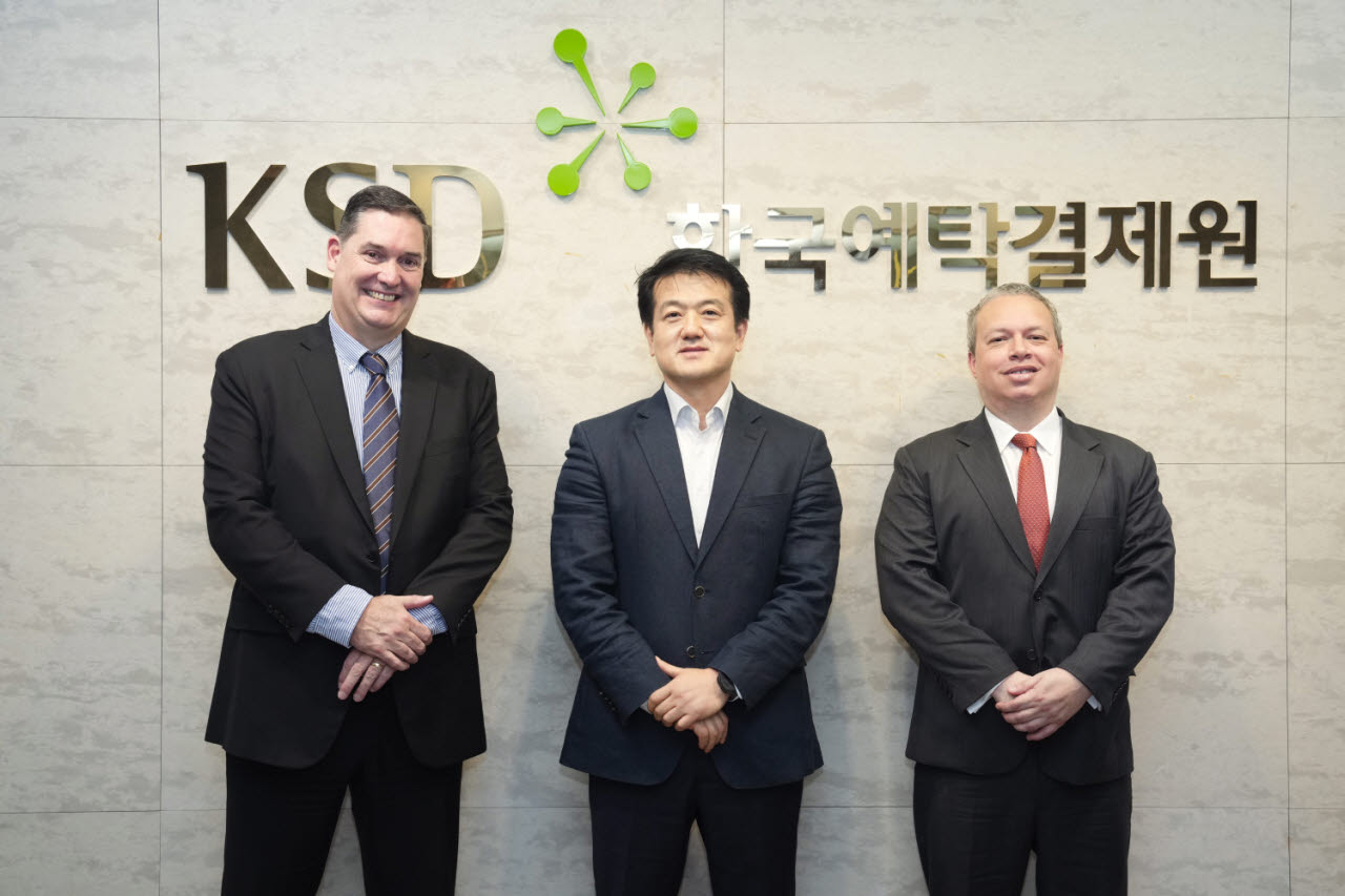 데이비드(왼쪽부터) 브라운 씨티은행 일본·북아시아·호주지역 금융기관 공동대표, 권의진 한국예탁결제원 글로벌본부장, 톰 라이든(Tom Lydon) 씨티은행 금융기관 영업 부문 공동대표가 25일 예탁원 부산 본사에서 외화증권 업무 관련 주요 현안을 논의하고 기념촬영을 하고 있다. (사진=한국예탁결제원)