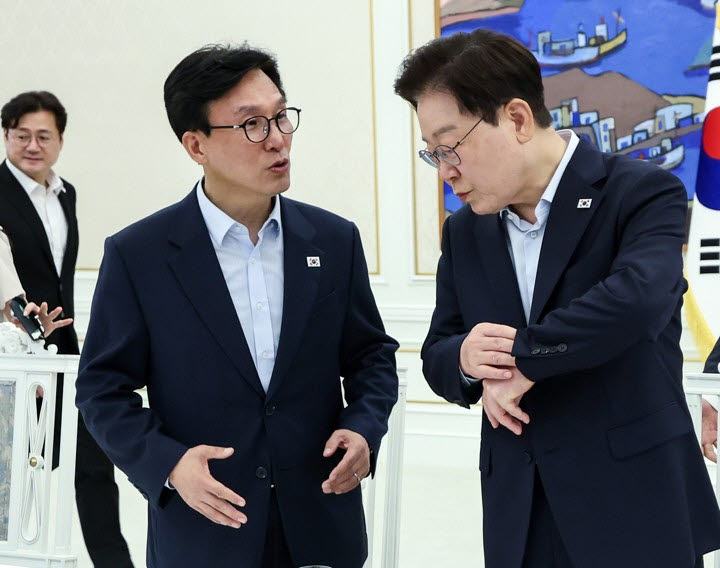 이재명 대통령이 25일 청와대에서 열린 더불어민주당 신임 지도부 만찬 간담회에서 김민석 대표와 대화하고 있다. (사진=연합뉴스)
