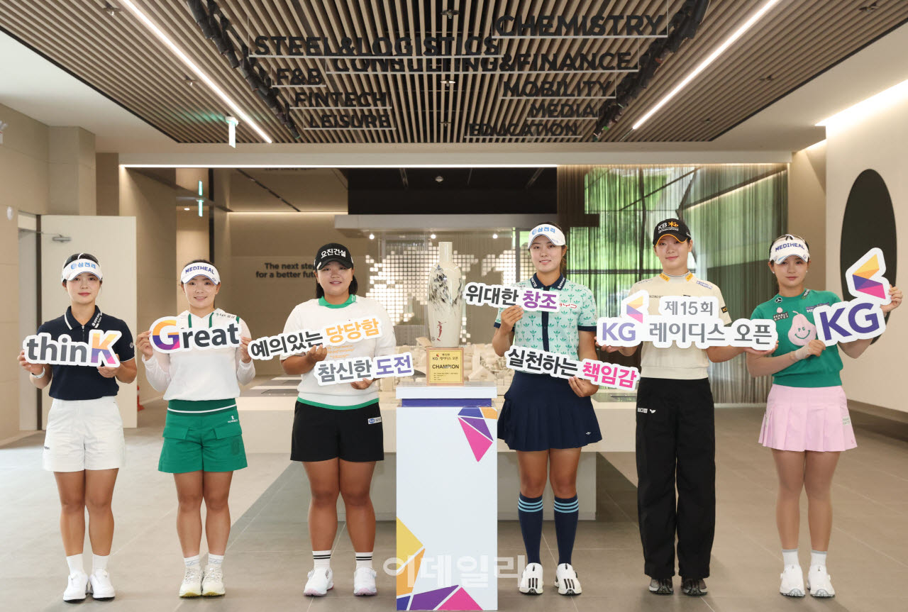 왼쪽부터 전예성, 이다연, 신다인, 서교림, 방신실, 박현경이 26일 경기 용인시의 써닝포인트CC에서 열린 '제15회 KG 레이디스 오픈' 공식 포토콜에서 포즈를 취하고 있다.(사진=이데일리 이영훈 기자)