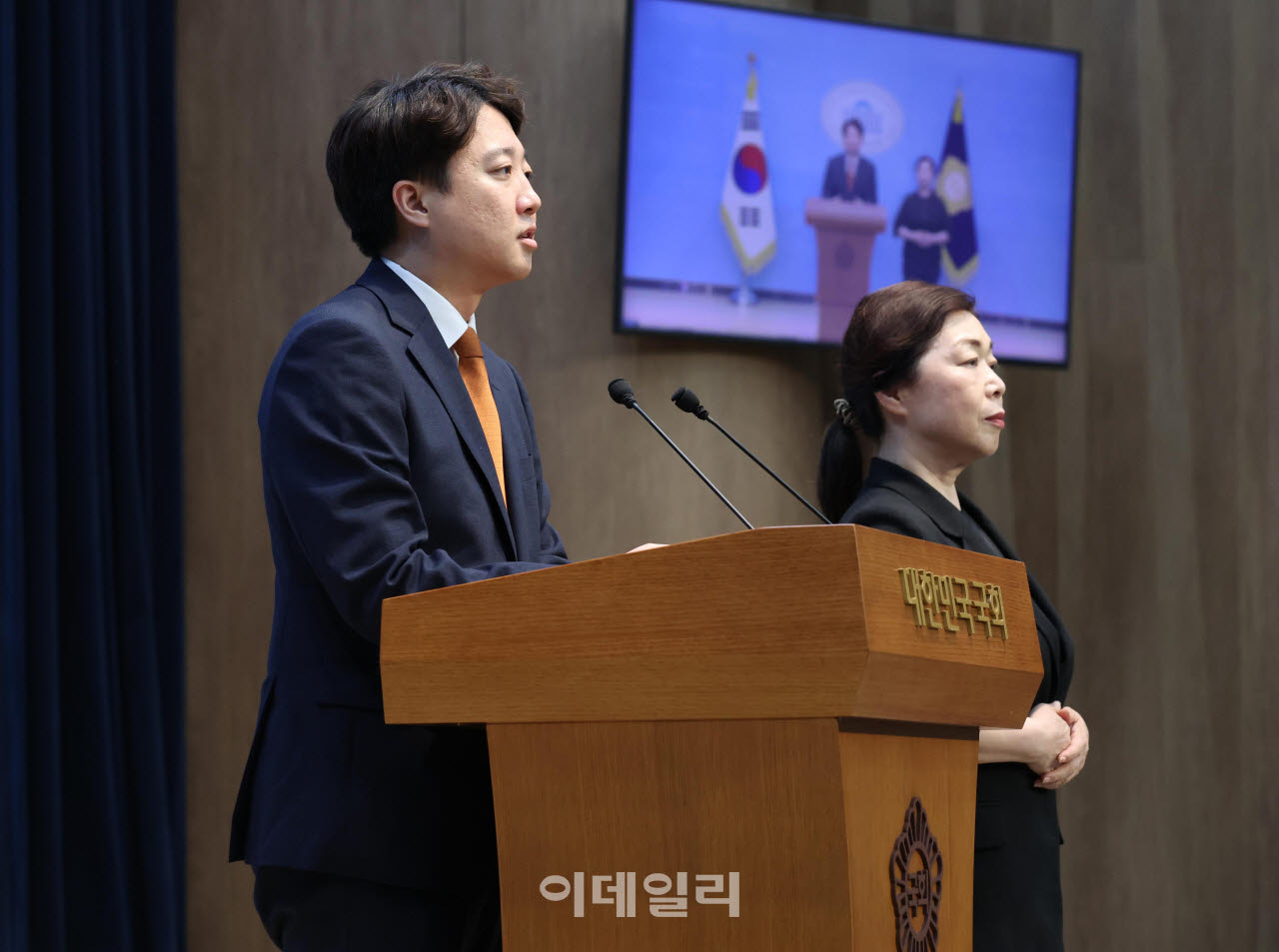[이데일리 노진환 기자] 이준석 개혁신당 대표가 26일 서울 여의도 국회 소통관에서 대표직 사퇴 기자회견을 하고 있다.