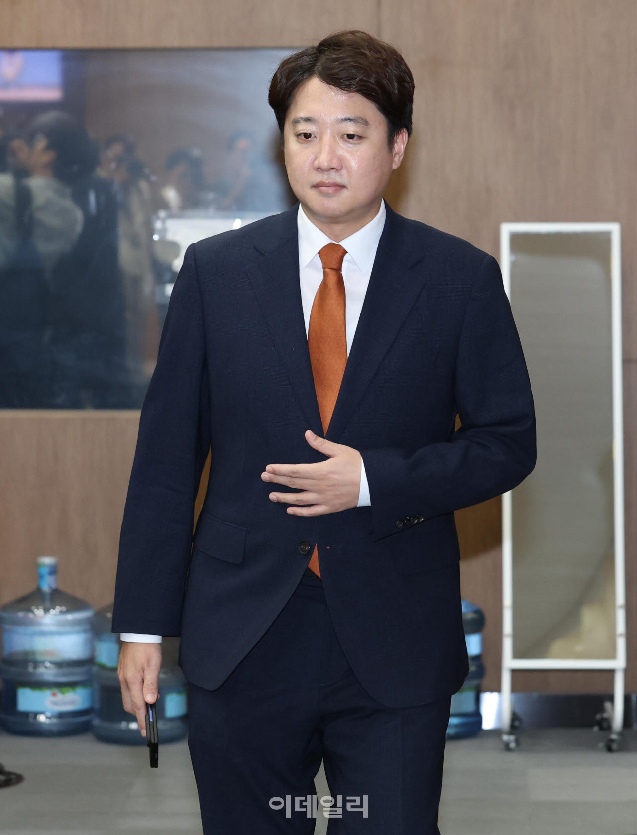 [이데일리 노진환 기자] 이준석 개혁신당 대표가 26일 서울 여의도 국회 소통관에서 대표직 사퇴 기자회견을 위해 입장하고 있다.