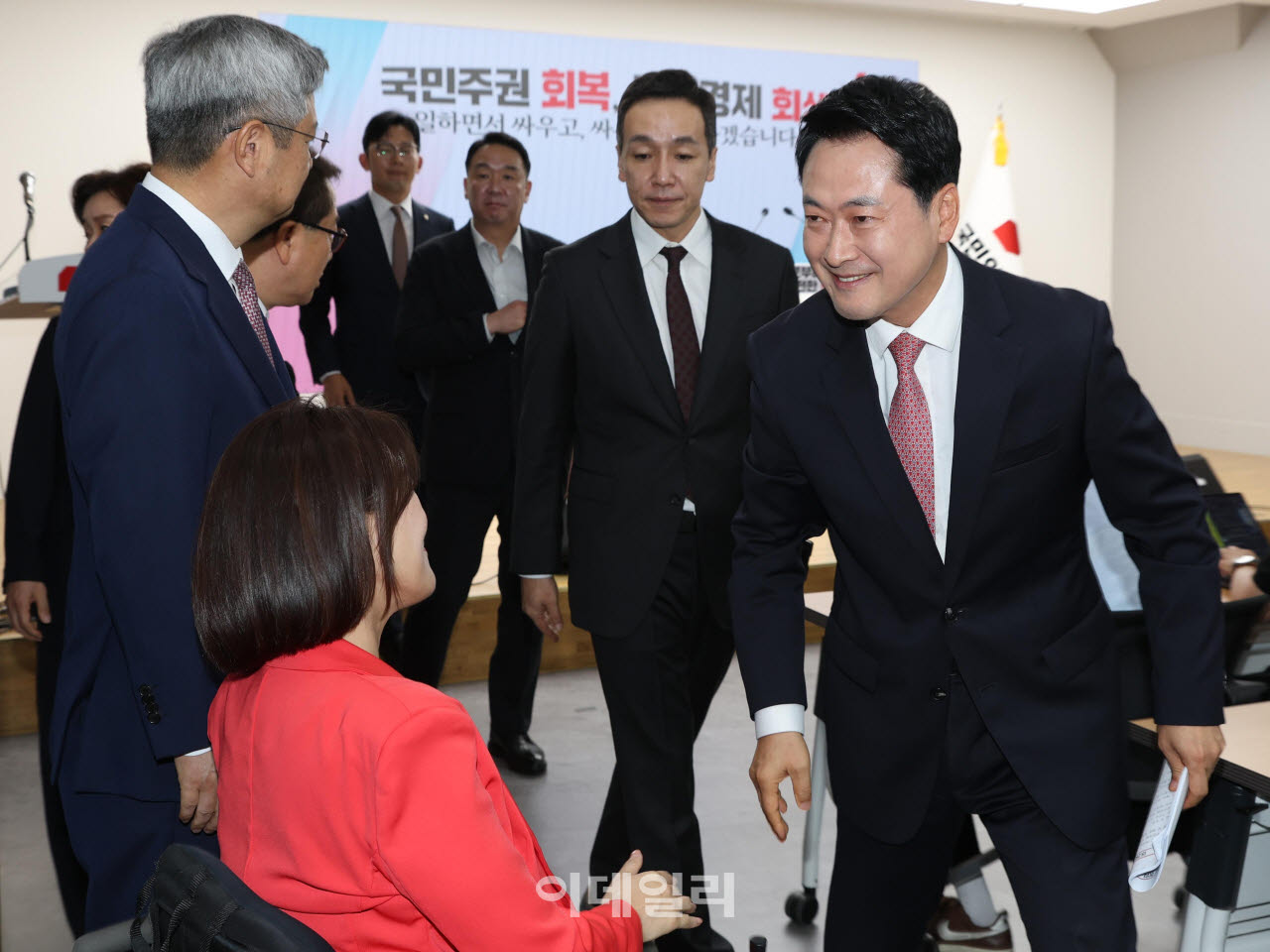 [이데일리 노진환 기자] 장동혁 국민의힘 대표가 26일 서울 영등포구 중앙당사에서 당 대표 취임 1주년 기자회견을 마친 후 이동하고 있다.