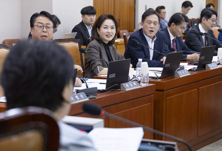 국회 법제사법위원회 위원장인 더불어민주당 서영교 의원과 국민의힘 김태규 의원을 비롯한 의원들이 26일 국회에서 열린 법사위 전체 회의에서 최근 발생한 제주 실종자 사건 처리와 최영중 전 청주시 의원 사건 처리를 두고 형사소송법 개정과 검찰 보완수사권 폐지와 연결해 서로 설전을 벌이고 있다. (사진=연합뉴스)