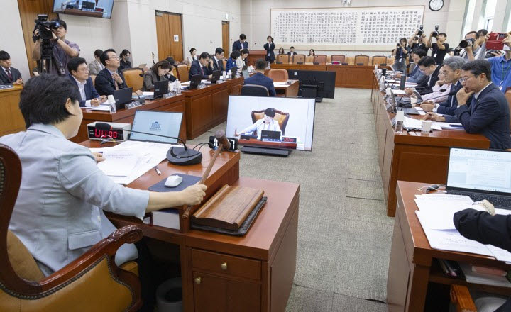 국회 법제사법위원회 위원장인 더불어민주당 서영교 의원이 26일 국회에서 열린 법사위 전체 회의에서 법안심사 제2소위원회 등 소위원회 구성에 대한 안건을 처리하고 있다. (사진=연합뉴스)