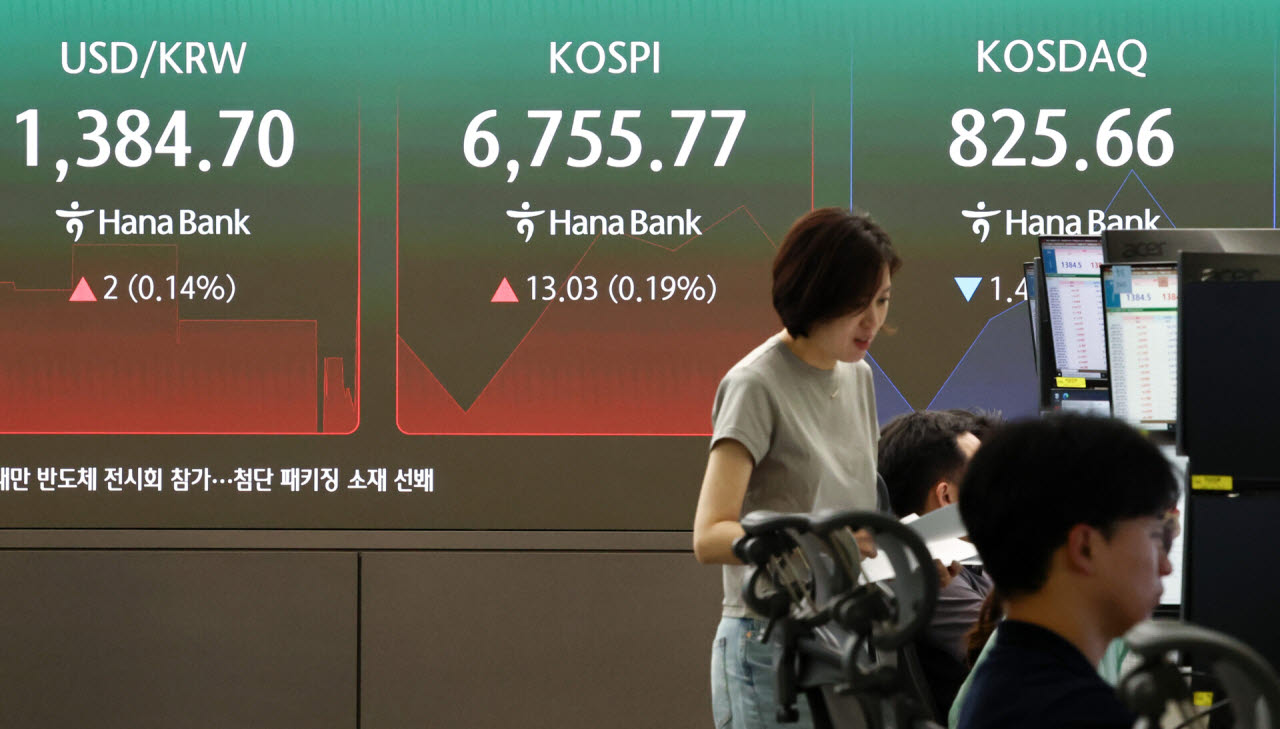 26일 오전 서울 중구 하나은행 본점 딜링룸 전광판에 증시 시황이 표시돼 있다. (사진=뉴스1)