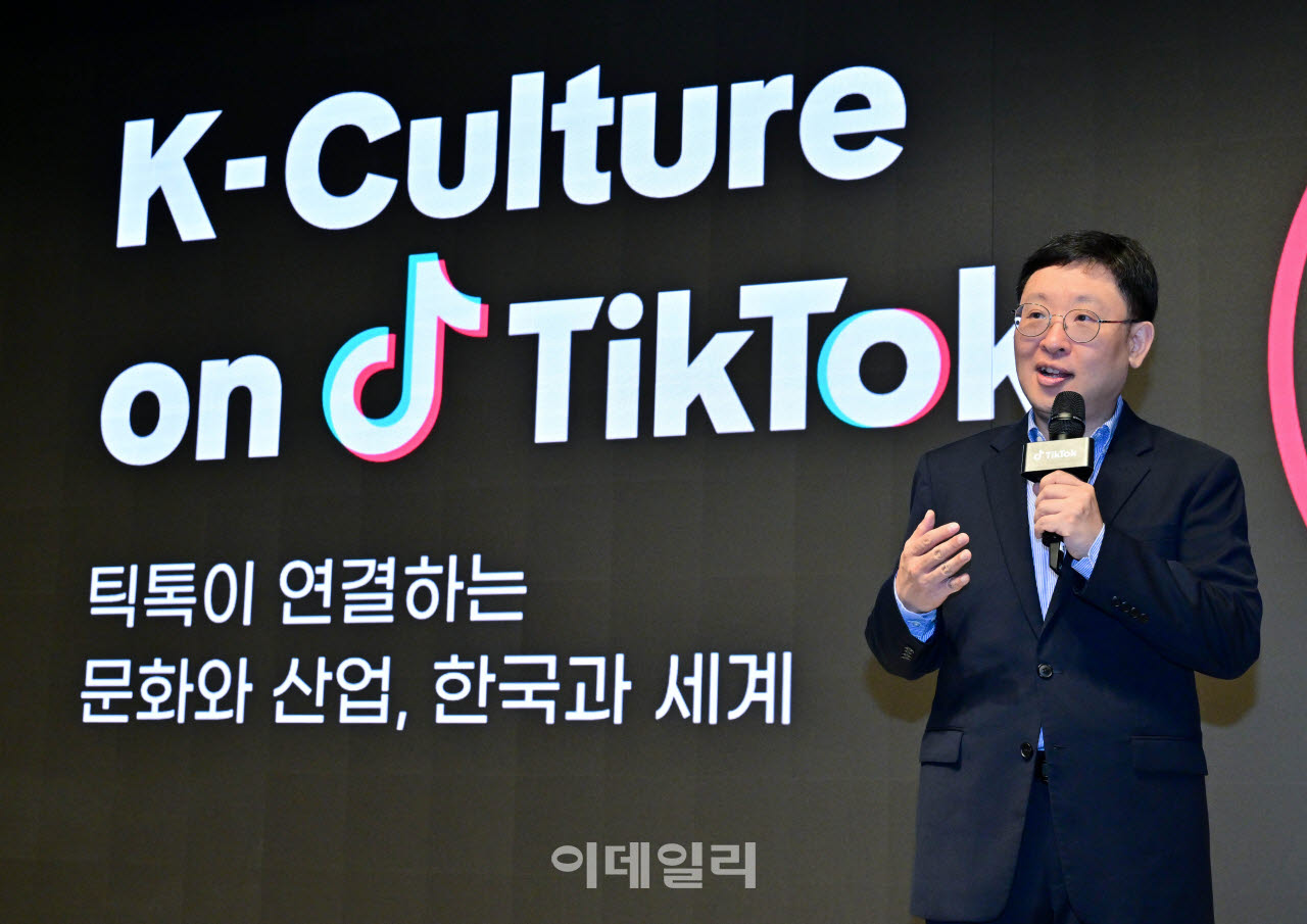 26일 엘리에나 호텔 서울강남에서 열린 'K-컬처 온 틱톡' 기자간담회에 앞서 정재훈 틱톡코리아 운영 총괄이 환영사를 하고 있다.(사진=틱톡)