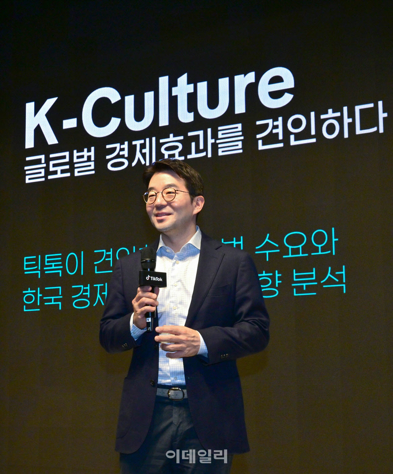 26일 엘리에나 호텔 서울강남에서 열린 'K-컬처 온 틱톡' 기자간담회에서 커니의 조형진 대표가 'K-컬처 온 틱톡: 글로벌 경제효과를 견인하다' 리포트의 주요 내용을 발표하고 있다.(사진=틱톡)