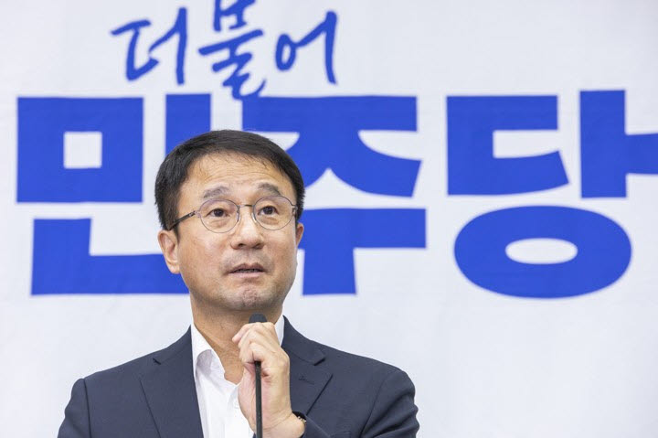 더불어민주당 한병도 원내대표가 26일 국회에서 열린 의원 총회에서 발언하고 있다. (사진=연합뉴스)