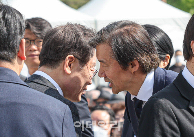 이재명 더불어민주당 대표와 조국 조국혁신당 대표가 19일 오전 서울 강북구 국립4.19민주묘지에서 거행된 제64주년 4.19혁명 기념식에서 인사를 나누고 있다.(사진=김태형 기자)