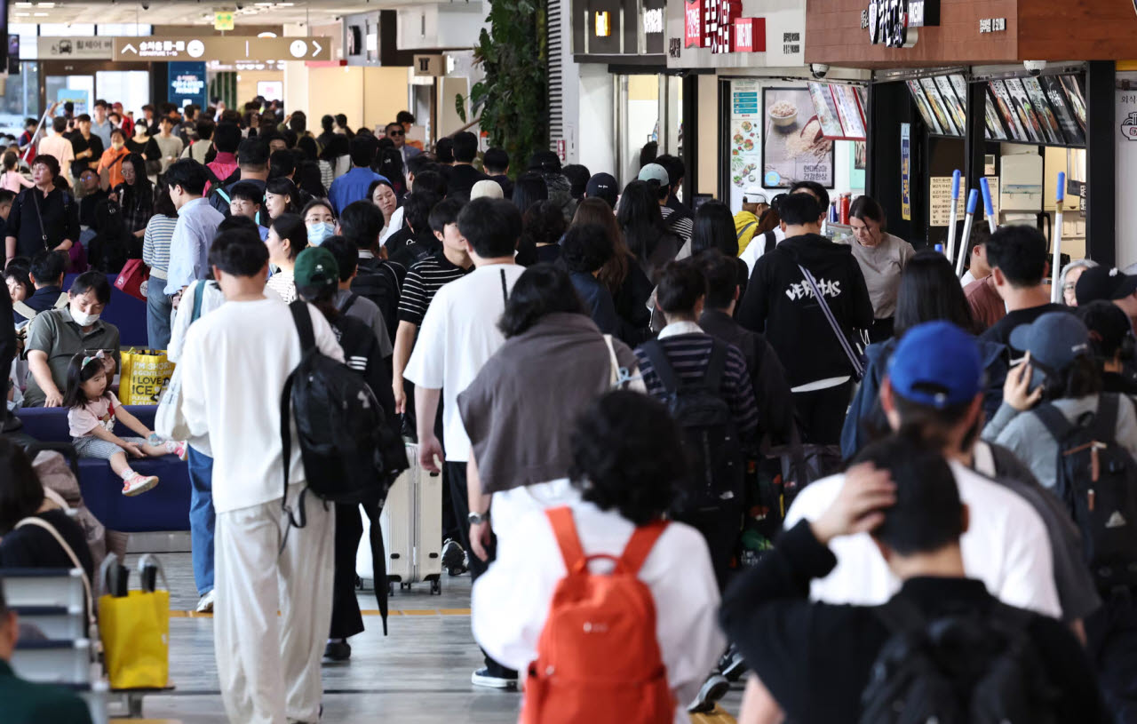 서울 서초구 강남고속버스터미널에서 승객들이 버스에서 내려 이동하고 있다.(사진=뉴스1)