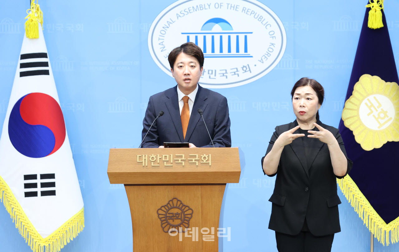 이준석 개혁신당 대표가 26일 서울 여의도 국회 소통관에서 대표직 사퇴 기자회견을 하고 있다. (사진=노진환 기자)