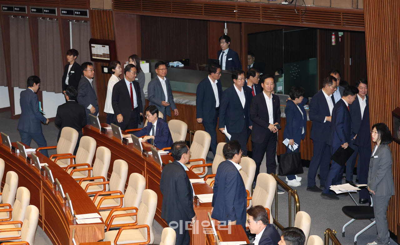 국민의힘 의원들이 26일 서울 영등포구 여의도 국회 본관에서 열린 본회의에서 이진숙 의원 제명 촉구 결의안 표결을 앞두고 퇴장하고 있다. (사진=노진환 기자)