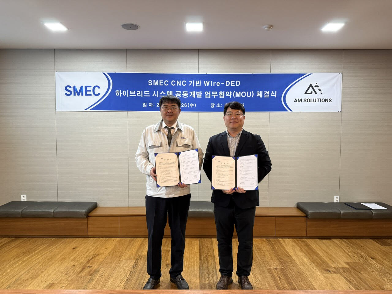 (사진설명:왼쪽부터 스맥 권오혁 대표이사, 에이엠테크 김대중 대표이사)