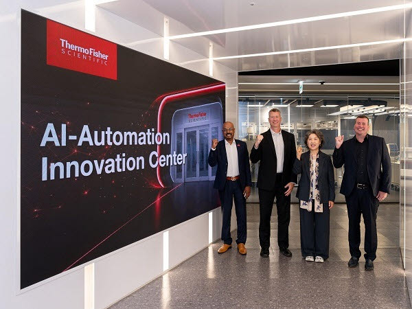 써모 피셔 사이언티픽이 서울에 ‘AI-Automation Innovation Center’를 공식 개관했다. (왼쪽부터 써모 피셔 사이언티픽 아시아 태평양 지역 마노지 프라사드(Manoj Prasad) IT 및 디지털 솔루션 대표, 댄 샤인(Dan Shine) 부회장 겸 분석 장비 그룹 사장, 석수진 한국 및 대만 대표, 마크 피쉬(Mark Fish) 디지털 사이언스 및 자동화 솔루션 대표) (사진=써모 피셔 사이언티픽)
