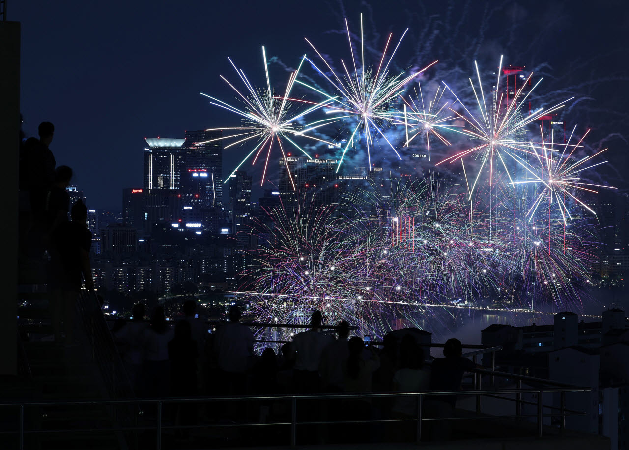 지난해 9월 27일 서울 여의도 한강공원에서 열린 '2025 서울세계불꽃축제'에서 화려한 불꽃이 밤하늘을 수놓고 있다. (사진=연합뉴스)
