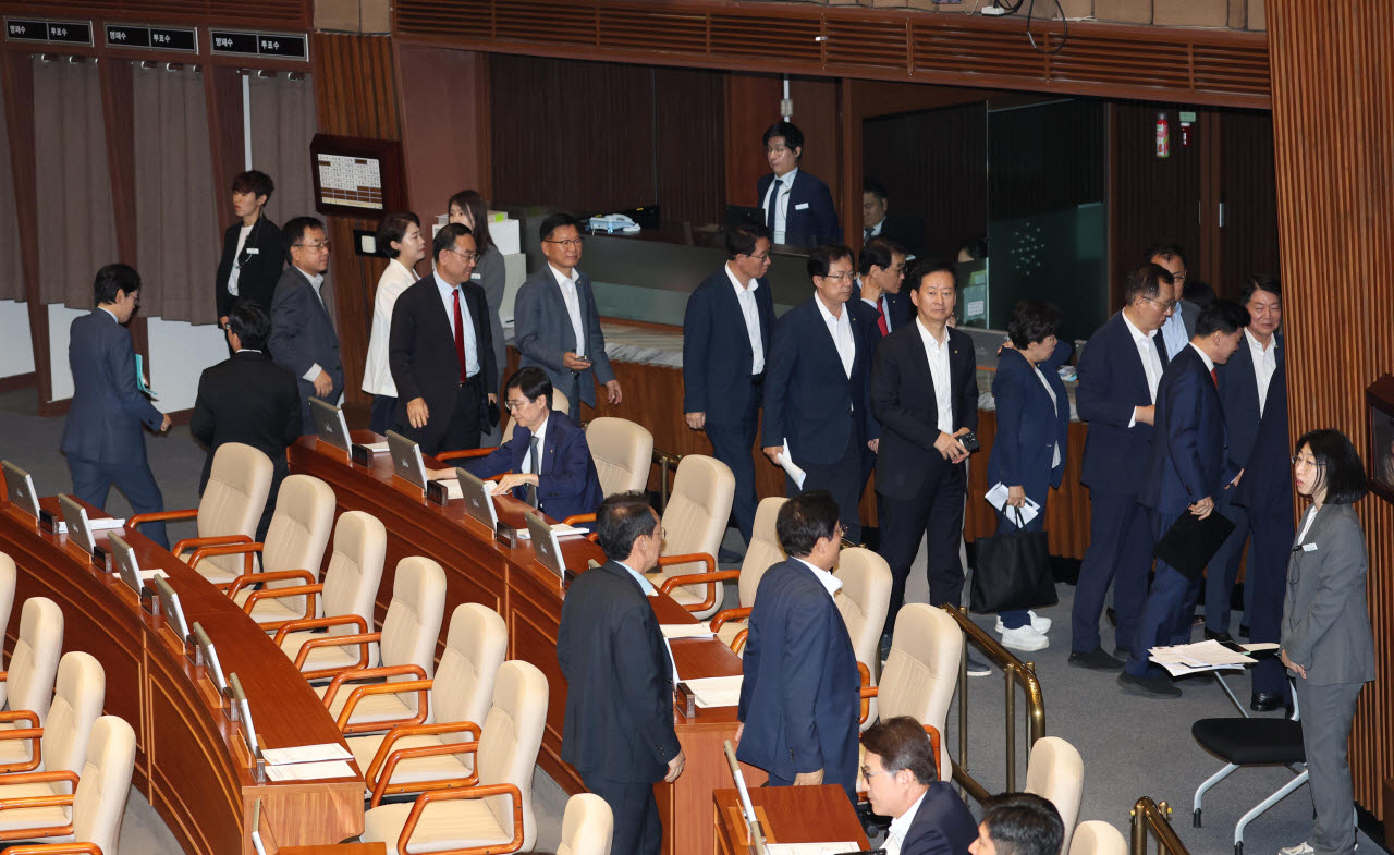 [이데일리 노진환 기자]26일 서울 여의도 국회에서 열린 제438회국회(임시회) 제2차 본회의가 26일 서울 여의도 국회에서 열렸다. 국민의힘 의원들이 국회의원(이진숙) 제명 촉구 결의안이 상정되자 본회의장을 나가고 있다.