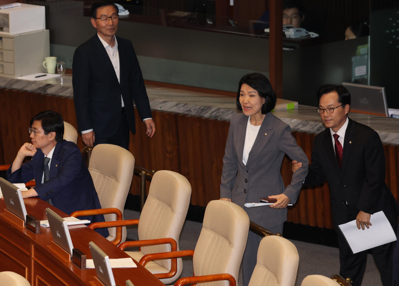 [이데일리 노진환 기자] 26일 서울 여의도 국회에서 열린 제438회국회(임시회) 제2차 본회의가 26일 서울 여의도 국회에서 열렸다. 여당 의원들이 국회의원(이진숙) 제명 촉구 결의안이 상정되자 퇴장하는 이진숙 국민의힘 의원에 항의하자 이 의원이 언쟁을 벌이고 있다. 윤용근 의원이 이 의원을 만류하고 있다.
