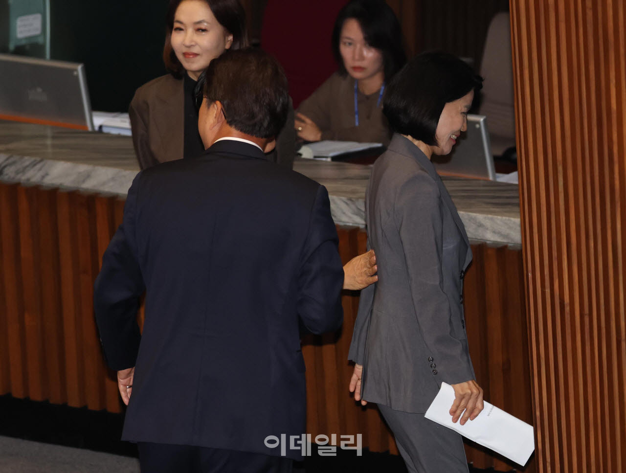 [이데일리 노진환 기자] 제438회국회(임시회) 제2차 본회의가 26일 서울 여의도 국회에서 열렸다. 이진숙 국민의힘 의원이 본인의 제명 촉구 결의안이 상정되자 투표를 앞두고 본회의장을 나가고 있다.