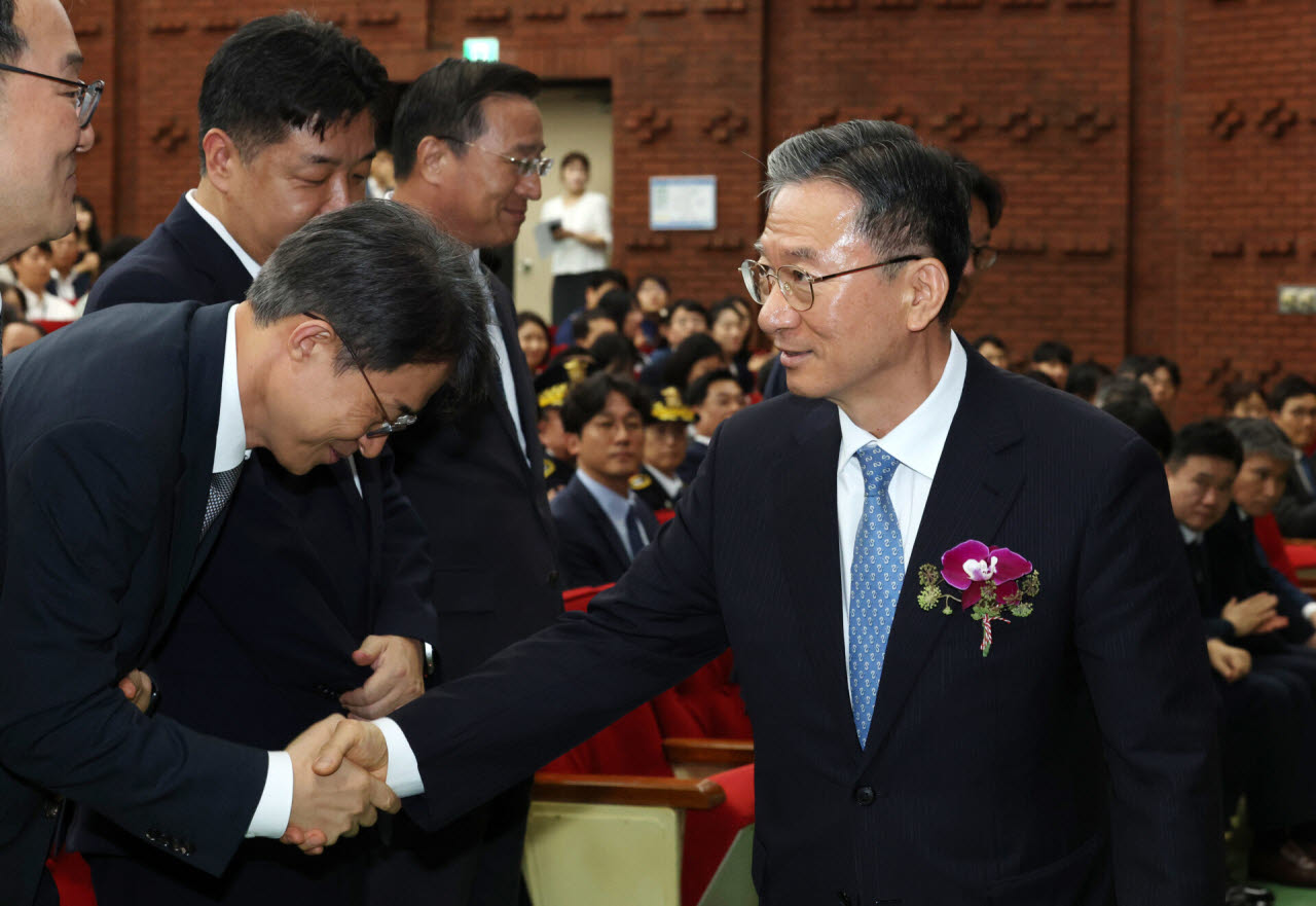 정성호 법무부 장관이 26일 경기 과천시 정부과천종합청사에서 열린 법무부 장관 이임식에서 참석자들과 인사 나누고 있다.(사진=뉴스1)