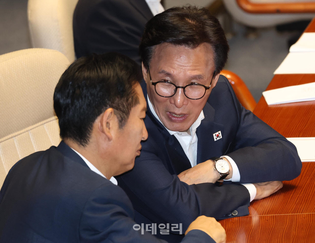 제438회국회(임시회) 제2차 본회의가 26일 서울 여의도 국회에서 열렸다. 김민석 더불어민주당 대표와 정청래 의원이 대화하고 있다.(사진=노진환 기자)