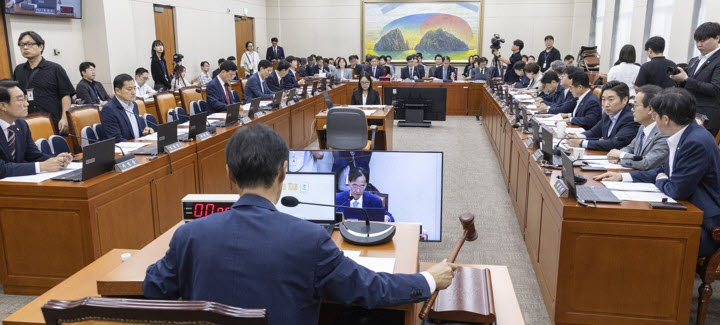 국회 정무위원회 위원장인 더불어민주당 유동수 의원이 26일 국회에서 정무위 전체 회의를 개회하고 있다. (사진=연합뉴스)