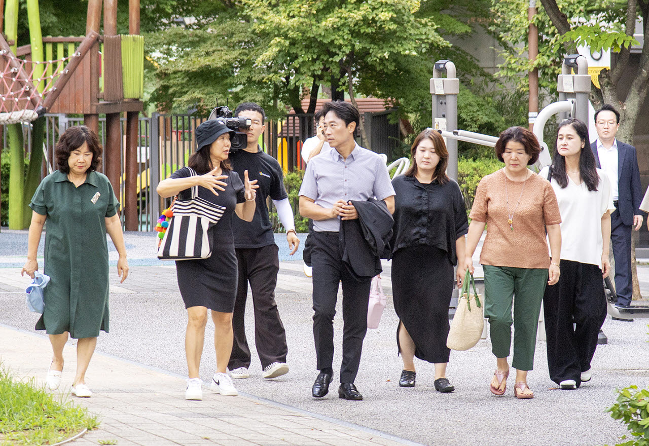 김경대 용산구청장이 25일 정부의 용산공원 주택 공급 검토에 대해 주민들과 이야기를 나누고 있다. (사진=용산구)