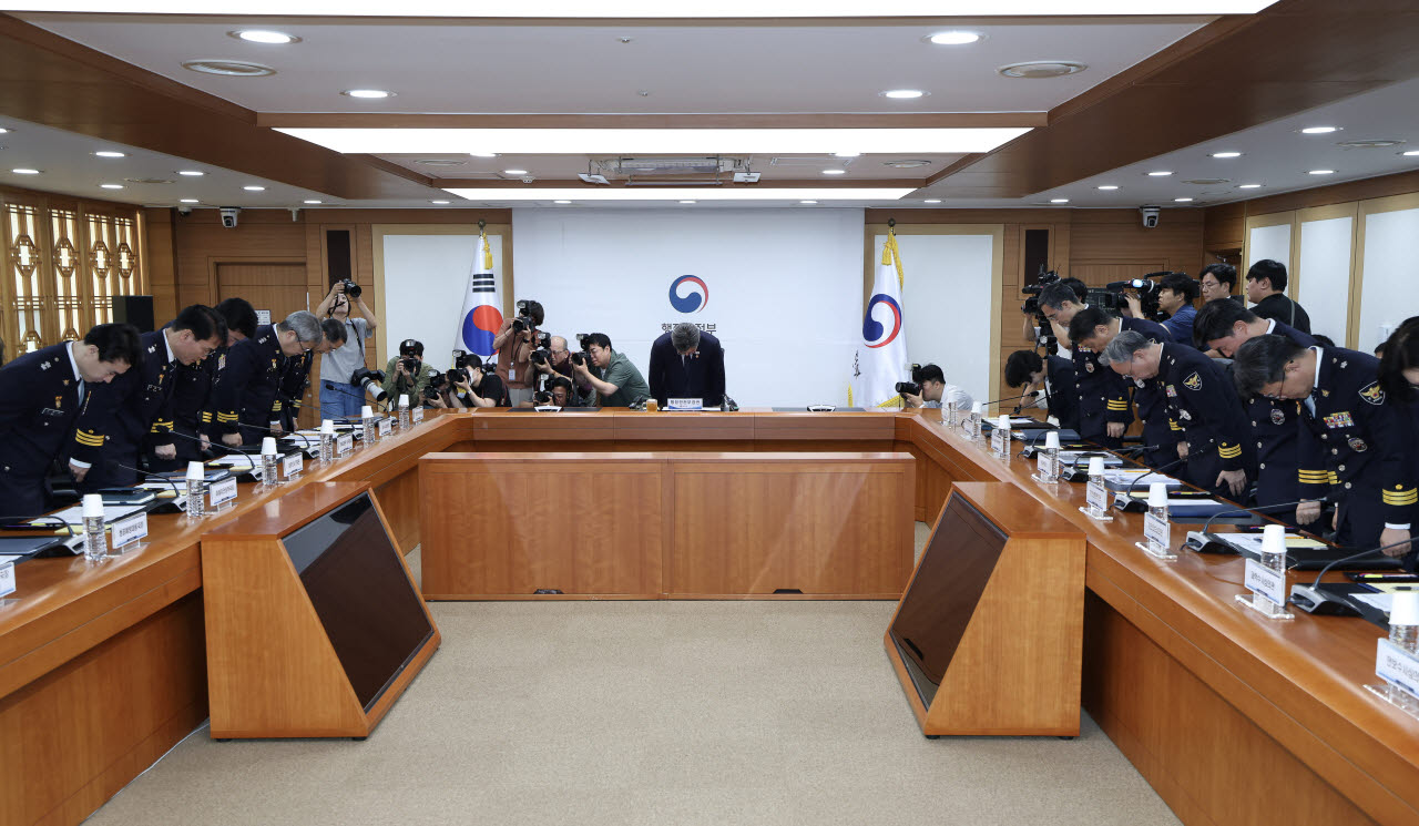 윤호중 행정안전부 장관이 26일 오후 서울 종로구 정부서울청사에서 열린 긴급 경찰 지휘부 회의에서 대국민 사과를 하고 있다.(사진=행안부)