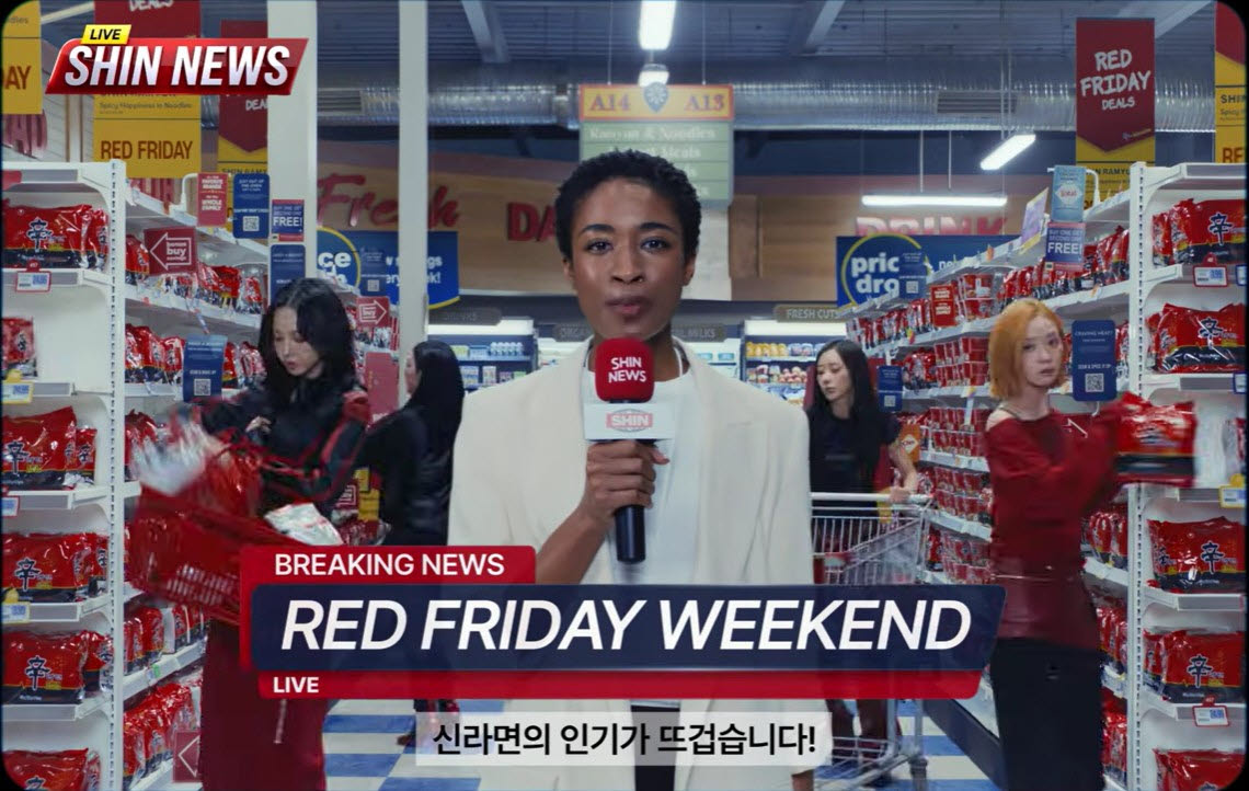 농심 광고 영상. 농심 글로벌 앰버서더인 그룹 에스파가 레드 프라이데이라는 상황 설정으로 마트에서 신라면을 쓸어담는 모습을 해외 뉴스에서 보도하는 콘셉트다. (사진=농심 유튜브 채널 캡처)